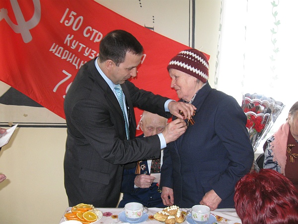 Юбилейные медали «65-лет Победы в Великой Отечественной войне 1941-1945 г.г.» вручает ветеранам войны и труженикам тыла глава районной администрации Ю.А. Григоревский. Март 2010 год