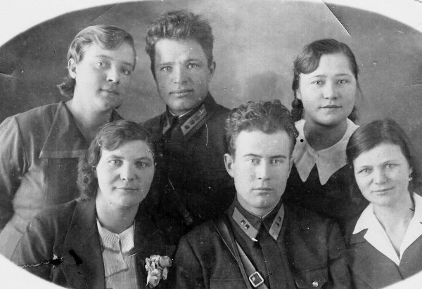 Работники аэродрома с. Андреевка с военными летчиками