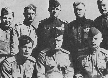 В первом ряду (в середине) Потапов Александр Семенович 1943 год